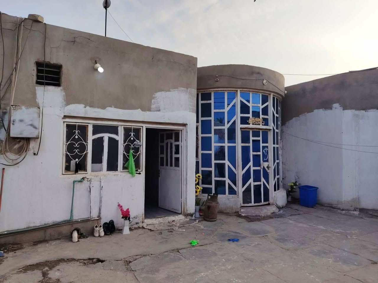 السلام عليكم بيت طابو صرف للبيع في حي الحرية خلف بناية الناحية المساحة ٤١٨ بسمي الاتصال عل الرقم ***********
