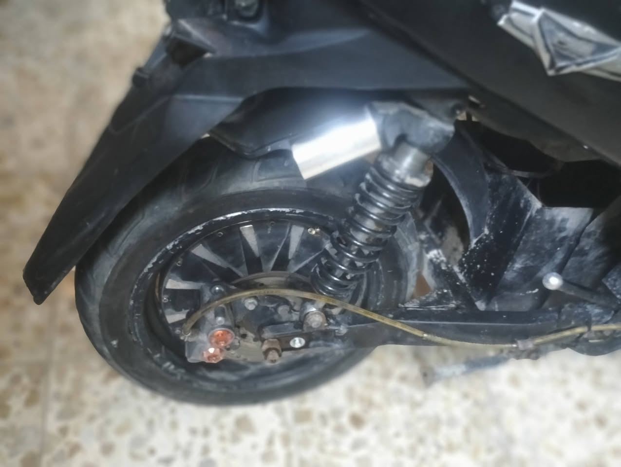 السلام عليكم عندي دراجه سكنس جبلي حديث(شحن)الدراجه استعمال البطاريات 65÷بل ميه دراجه شلعه كلش قويه حساسات كلها مفصوله فقط السرع 3والايت والهورن فقط دراجه تمشي السرعه 70كم الدراجه قويه تمشيك8كيلوات طبعا كل سرعه ومشيتها والملف3000 وعدد البطاريات 6السعر500بيها مجال للطيبين للاستفسار او ادخل خاص ***********
