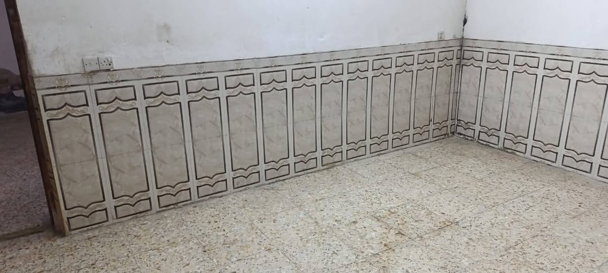 السلام عليكم قرب البيع بحي شهداء قرب شارع العام مساحه 140 رقم ***********/***********
