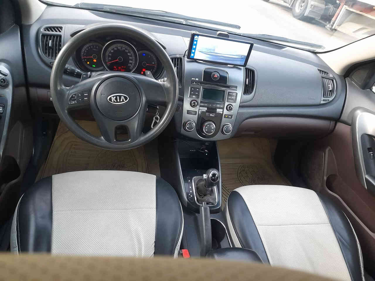 السلام عليكم 
سيراتو 2012  رقم أربيل الجديد 
بيها صبغ جاملغ امامي يسره وبيها بارد بسيط   
السعر //  98 
العنوان // بغداد  - الصليخ 
الاتصال  // ***********
