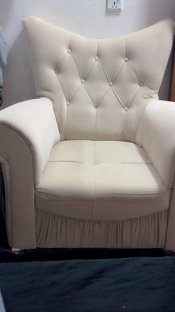 تخم للبيع ١٠ مقاعد  ضخم قنفات ٢ ثلاثية ووحدة ثنائية وكراسي ٢
المكان الغزالية الهياكل خلف الفوج السعر ٤٥٠ نظيف جدا للاستفسار الاتصال ***********
