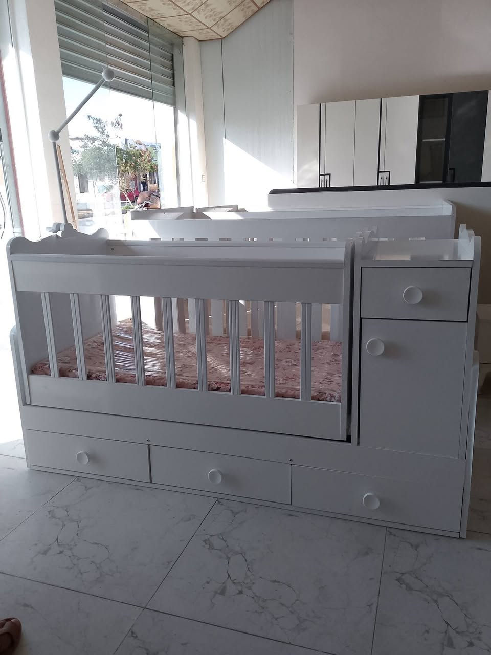 للبيع(ميزطعام ٤كرسي+كاروك + مرجوحه) الاستفسار ***********
