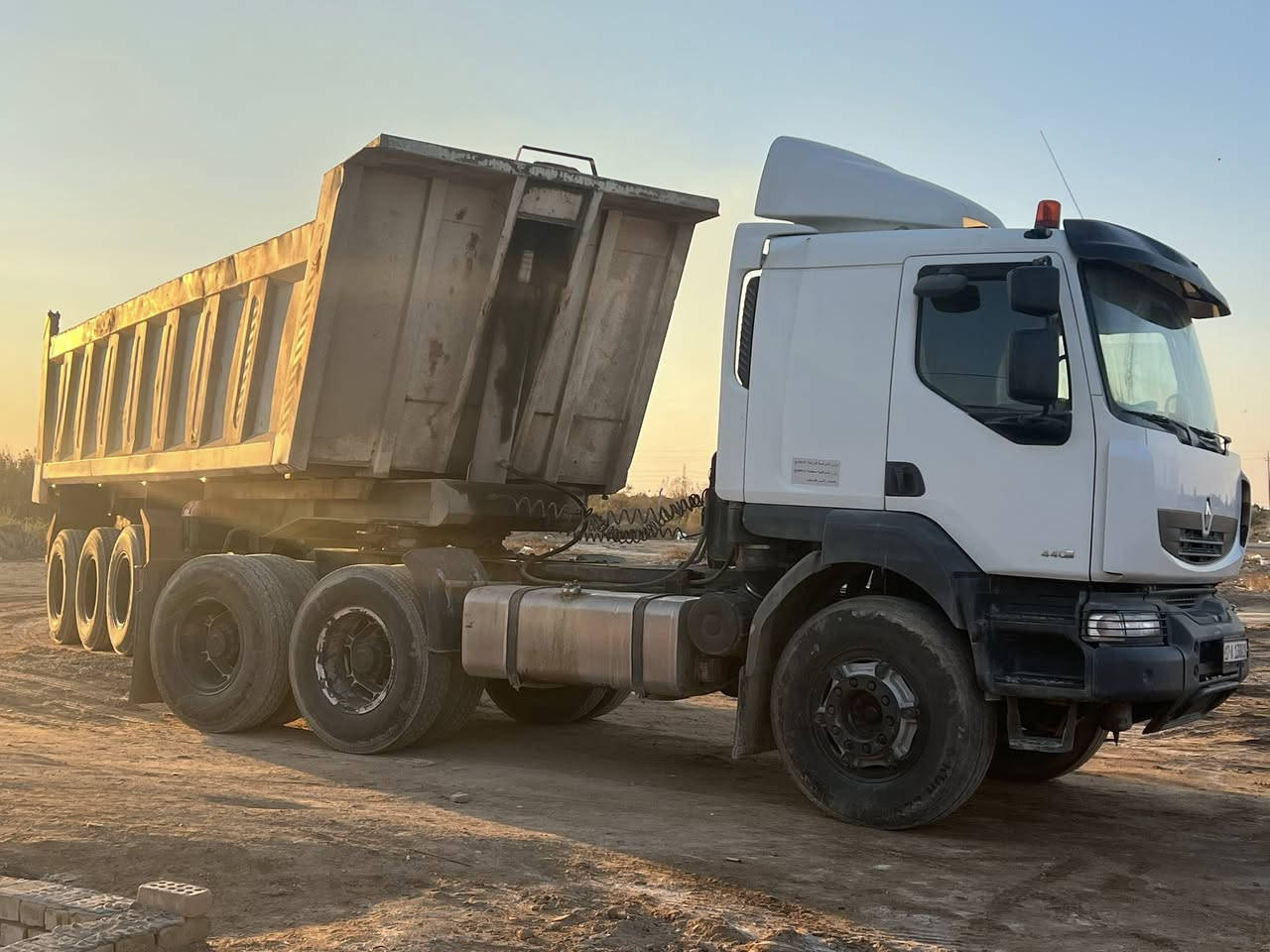 السلام عليكم رينو للبيع موديل 2006 بم و نوزل رقم *********** سعر 4 بيهه مجال
