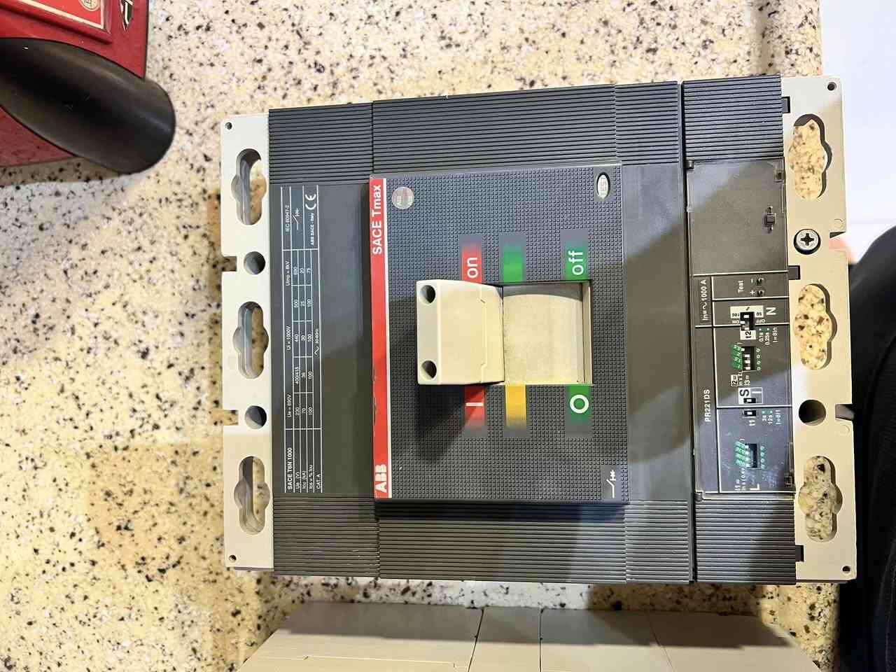 يتوفر لدينا قواطع دوره 
جميع الأمبيرات 
شنايدر 
ABB 
Ls 
بغداد عكد نصاره متوفر توصيل آلجميع المحفظات 
***********
