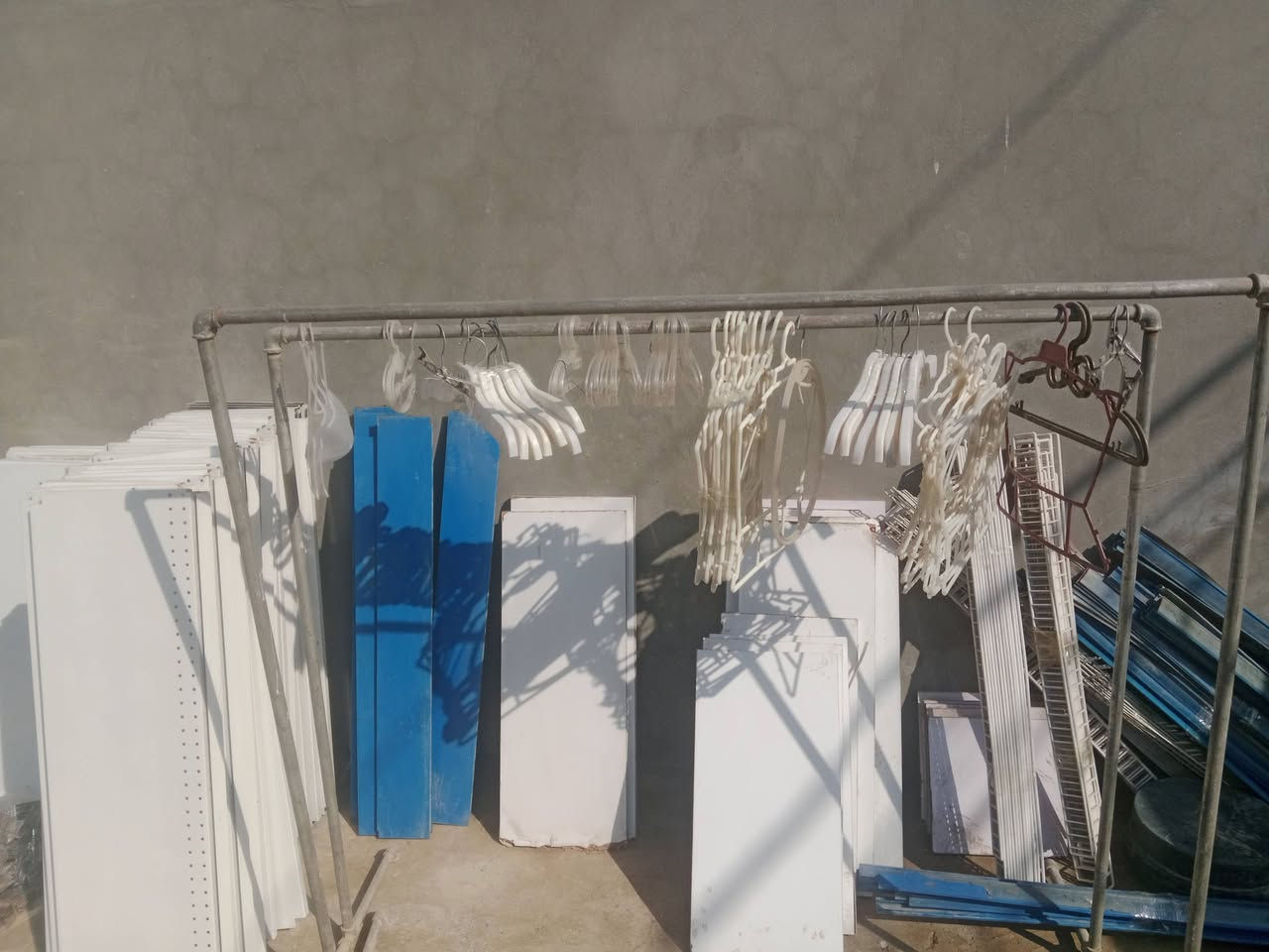 السلام عليكم رفوف حديد مع ملحقات كوزمتك تعاليك لبيع العنوان بابل العدد تقريبا 37 متر ***********
