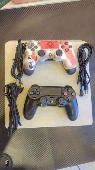 بلي 4 سلم اونلاين                ٥٠٠   GB
يدات ثنين وحده اصلية ووحده تجارية 
نضيف جدا ما مفتوح 
السعر 230 وبي مجال 
مكان حله شارع 40    
الراقم واتساب⭕ ***********⭕
