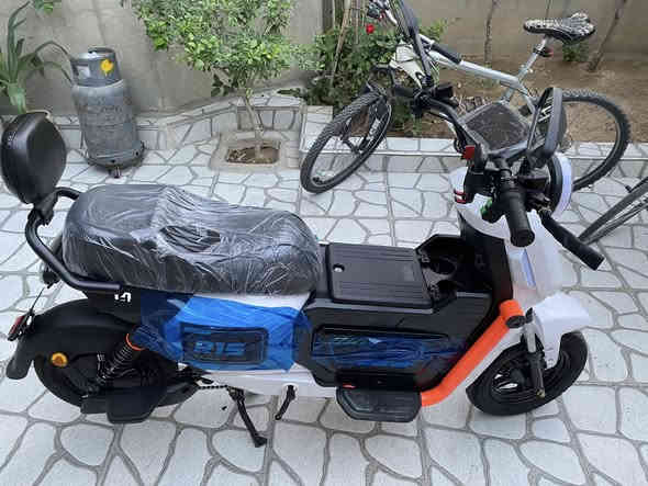 سلام عليكم شباب بايسكل شحن معروف R15 جديد بعدة عليه سليفون شركة دراجة يجي دبل بطارية 5 ودبل سويج بصمة رادار اشارات لايت زينون LED بريك دسكات قاعدة تلفون ستاند + مكان شحن ل تلفون دراجة بعده على وكالة باقي تفاصيل شكل موجود ب صورة مكاني كركوك  لاتصال على رقم *********** سعر 600
