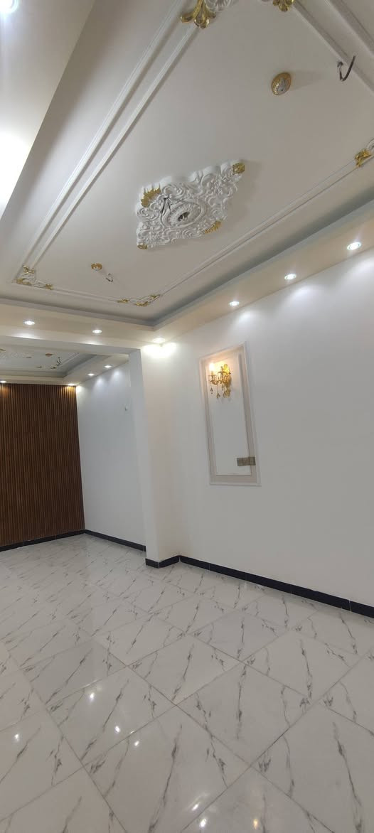 بيت 75 متر طابقين للبيع
بناء طابوك درجه اولى 
سند 25 إقرار محكمه طابو زراعي 
يحتوي على 3 غرف نوم والباقي مثل ما موضح بالصور

كافه خدمات تبليط ني مجاري كهرباء 
شارع عرضه 10 متر تبليط قريب جدا على شارع التجاري رأيسي
موقع //حي عين الحياه قرب الحولي ال100 ومستشفى الكفيل 

*********** واتساب 
***********
