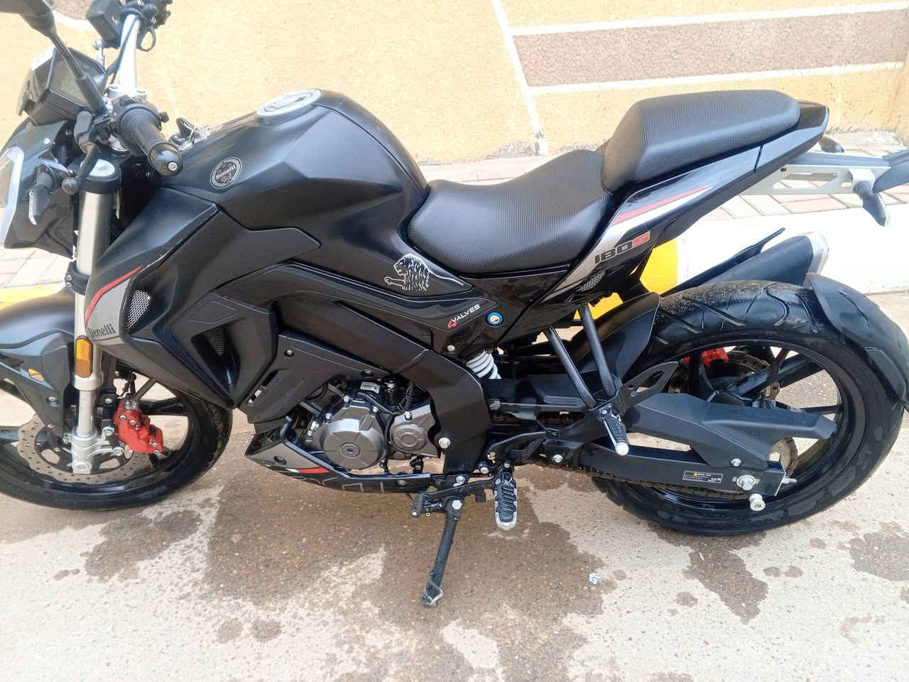 السلام عليكم 
دراجة للبيع 
ماركة ايطالي 
S BENELLI 180cc
موديل 2024
رقم اربيل 
الاستفسار ***********
