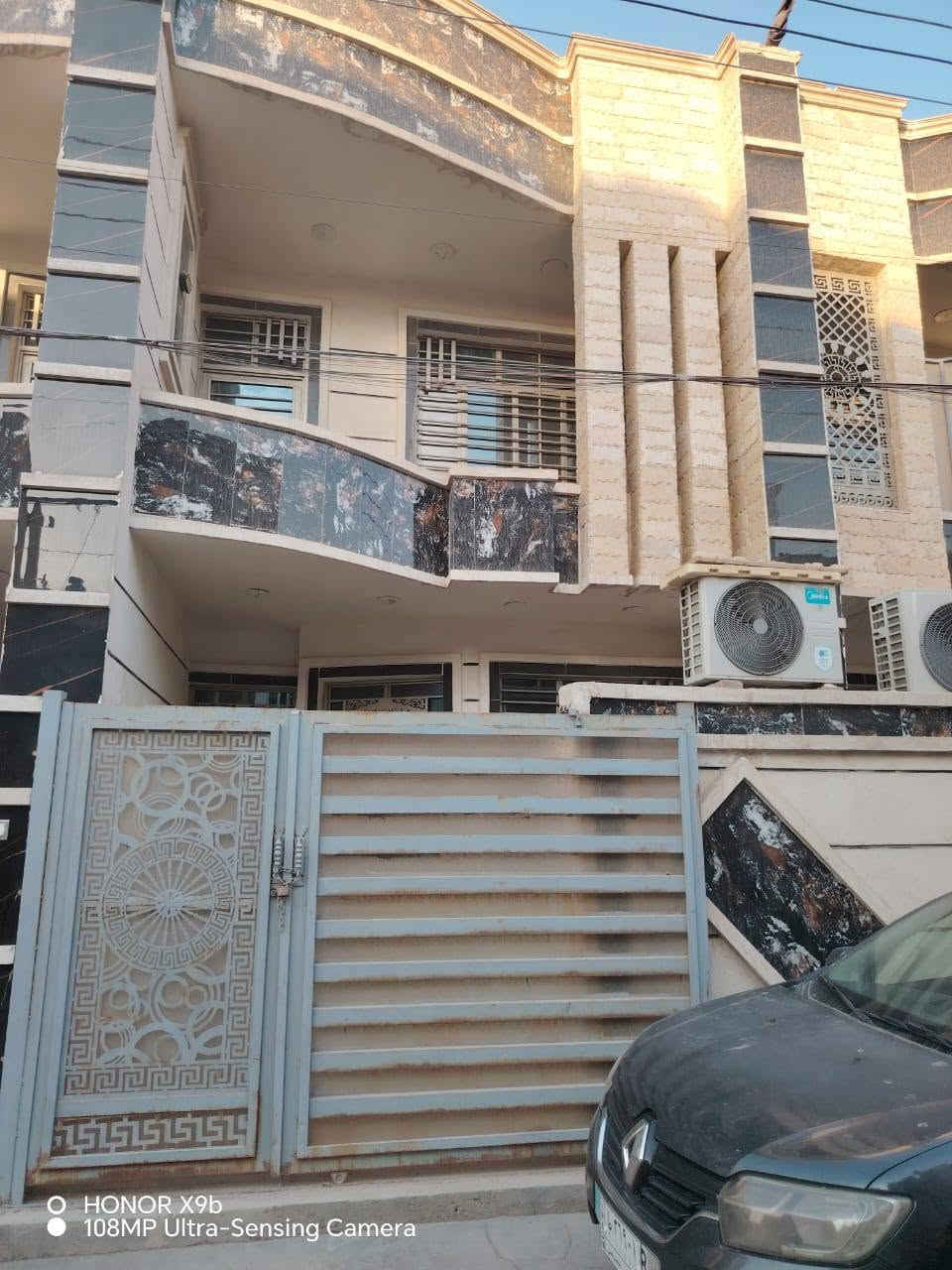 بيت للبيع المساحة ١٠٠ متر طابقين وثالث بيتونه يتكون البيت من ٣ غرف نوم وصلات عدد٢ وصحيات خارجيه وداخليه 
العنوان كاع بيت بنيه فرع ١٦ رقم ٣ يباع مع الأثاث للستفسار 
***********
