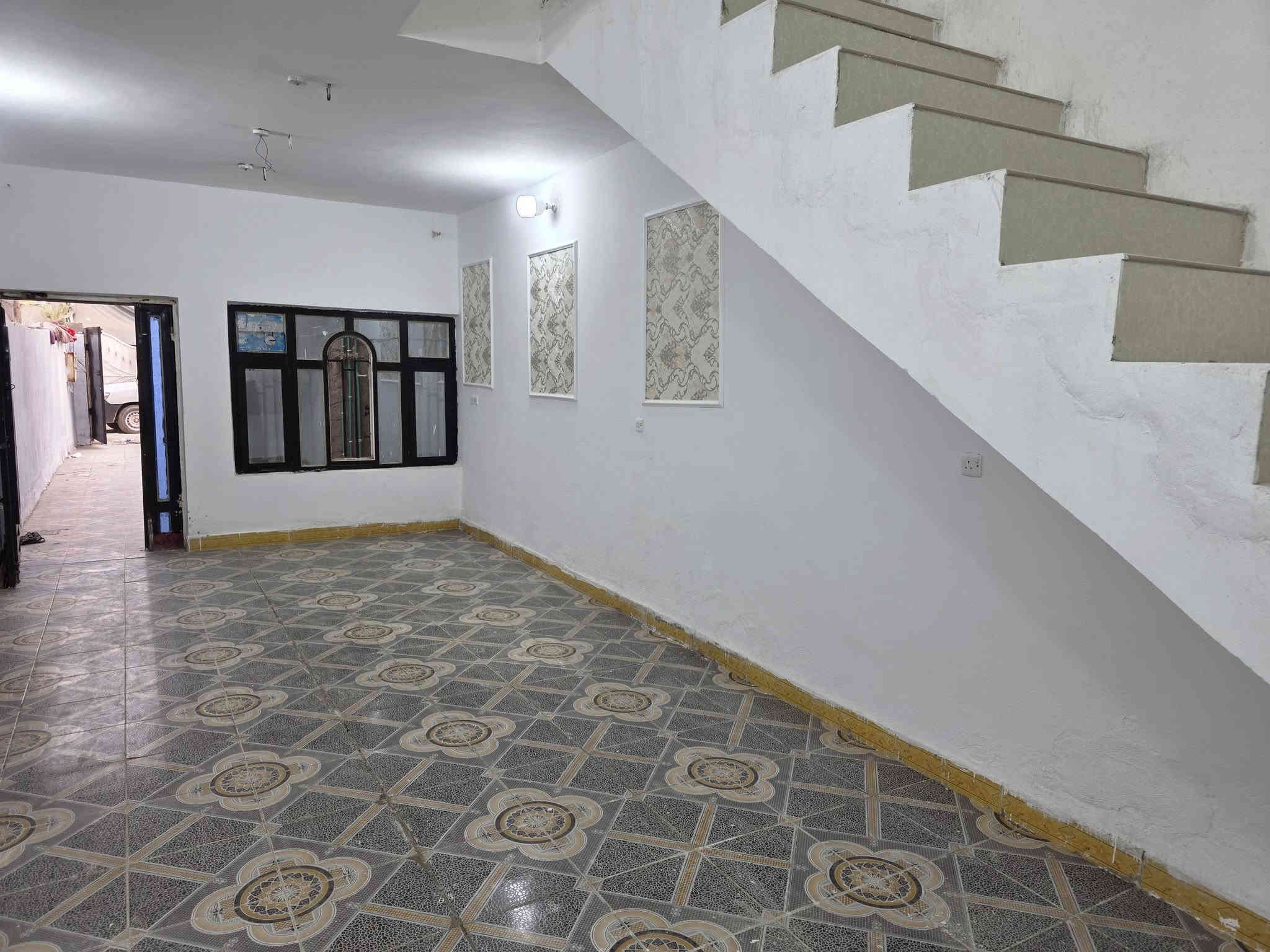 السلام عليكم 
مشتمل للبيع طابو ٢٥ ومرقم من البلدية المساحة ١٠٠ متر كوت حي الحكيم قرب معمل الاوكسجين مقابيل الدبية 
يتكون من طابقين 
الطابق الاول مطبخ وصالة كبيرة وصحيات ومنور 
والطابق الثاني غرفة نوم وصالة كبيرة والطابق الثالث بيتونه 
الاساس طابوك والبناء بلوك وطابوك صب مسلح 
السعر ٢٤ وقابل للتفاوض 
مراجعة مكتب دلالية السعيدي قرب حسينية ياسر خليفة 
للاستفسار 
٠٨٨٣٣٤٤١١٤٠ واتس اب 
*********** احمد السعيدي
