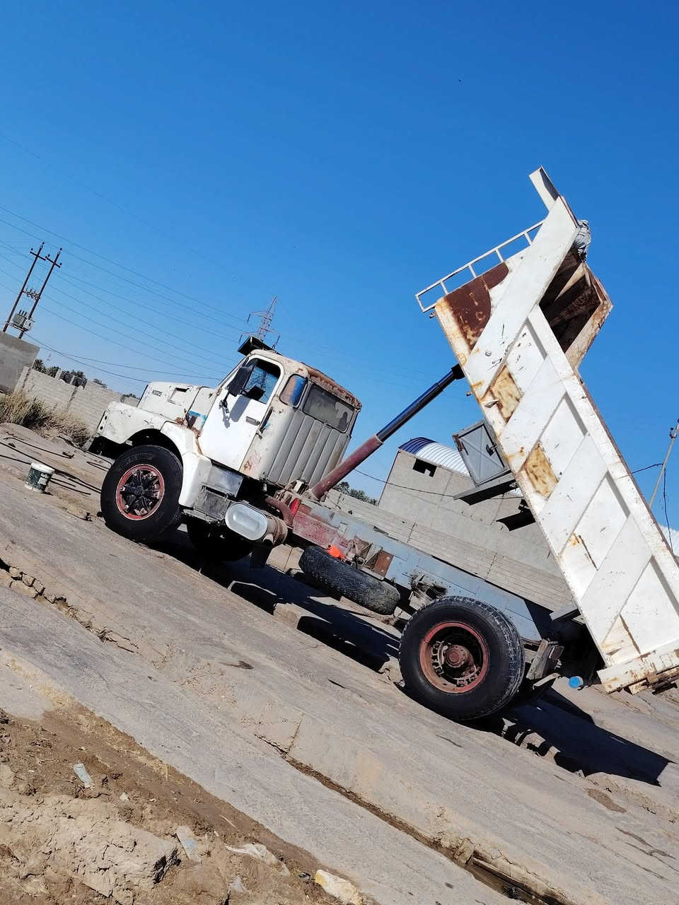 للبيع موديل 81 تخم تاير مكينه مكفوله رقم انكليزي كير 4×4 
تليفون ***********
