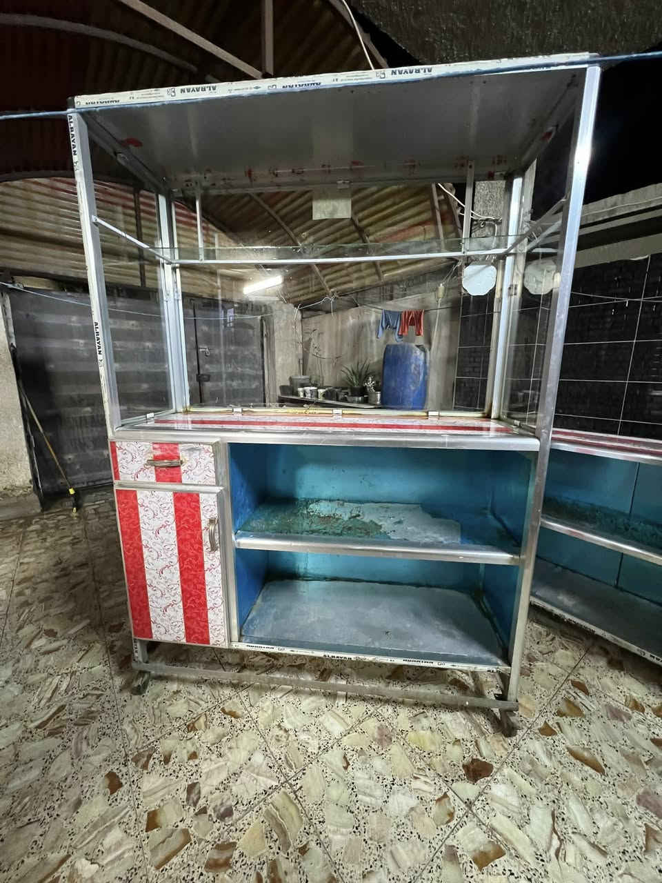 للبيع جام خانه ألمنيوم مترونص رتفاع مترين 10 وميز طول ثنين ونص وعارضه تركي مكاني بغداد حي النصر ***********
