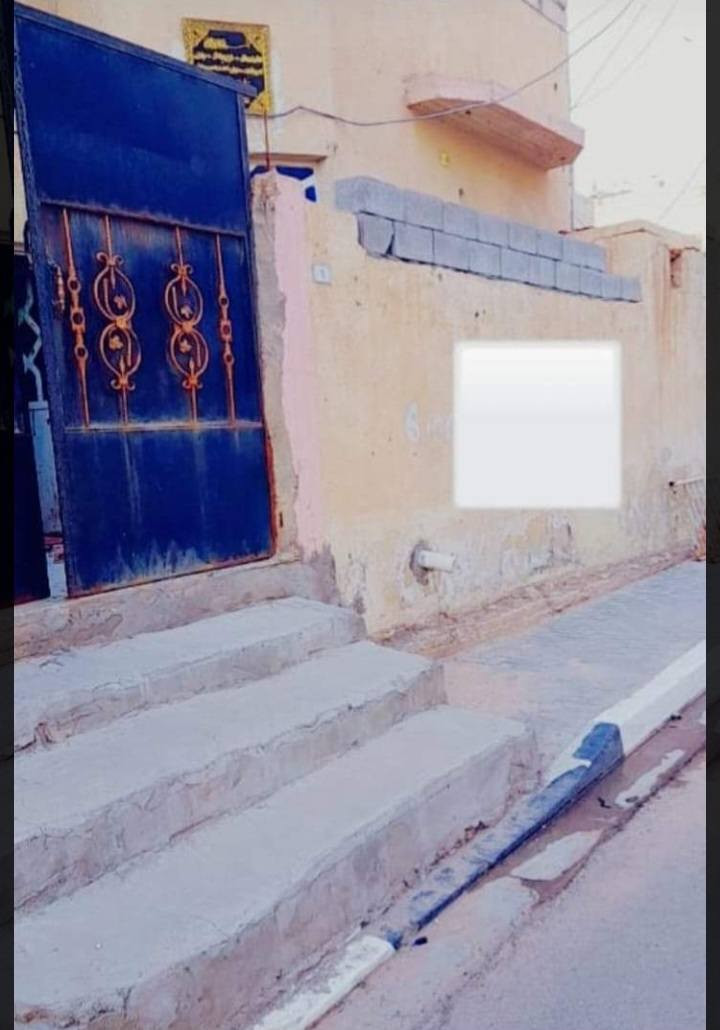 السلام عليكم بيت للبيع في القبله حي القائم مساحه 130متر طابوصرف في القبله حي القائم قريب على شارع العام لسايدين الرئيسي يتكون من دوانيه ومطبخ وصاله وغرفتين وحمام وصحيات وطارمه منورصغير ومشاي صغير طابق ثاني غرفتين وحمام وصحيات مشترك السعر 170مليون بي مجال قليل الاستفسار على رقم ***********متوفر واتساب
