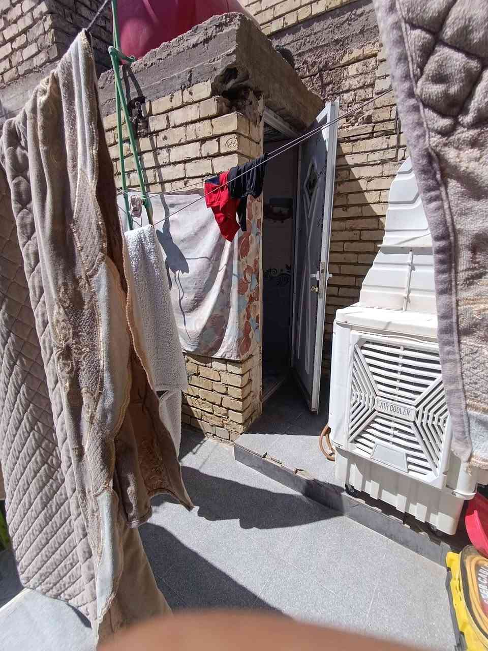 سلام عليكم بيت للبيع عنوان نهاية حي اور الغرير قرب جامع الشيخ ضياء بيت مساحة 118 متر بناء 2022 بي غرفتين وصاله واستقبال ومناور 2  السعر 75بي مجال و مستعجل على بيعتة ***********

