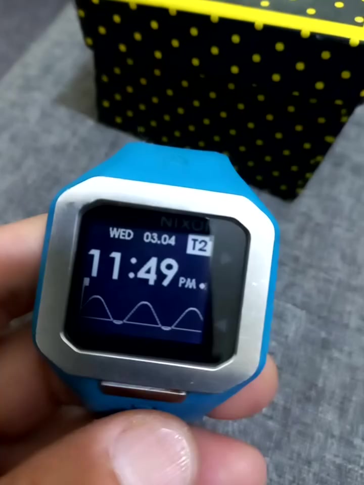 Nixon Men's Supertide الرقمية، وهي ساعة مصممة خصيصاً لهواة ركوب الأمواج والأنشطة البحرية
تتميز هذه الساعة بالمواصفات التالية:

الوظائف البحرية: تحتوي على بيانات مبرمجة مسبقاً للمد والجزر، ومواعيد شروق وغروب الشمس لأكثر من 270 شاطئاً حول العالم.

التصميم: تأتي بهيكل متين بقطر 45 ملم مصنوع من الفولاذ المقاوم للصدأ مع طلاء من البولي يوريثين والسيليكون.

مقاومة الماء: مقاومة للماء حتى عمق 100 متر (10 ATM)، مما يجعلها مناسبة للسباحة وركوب الأمواج.

الشاشة: شاشة رقمية عالية الدقة توفر رؤية واضحة للوقت وبيانات المد والجزر.

السوار: سوار من السيليكون المريح مع مشبك من الفولاذ المقاوم للصدأ.صنع في اليابان

السعر ٥٠٠٠٠


**إذا كنت صاحب هذا الإعلان وتريد حذفه لأي سبب، رجاءا أرسل رسالة إلى الدعم الفني**