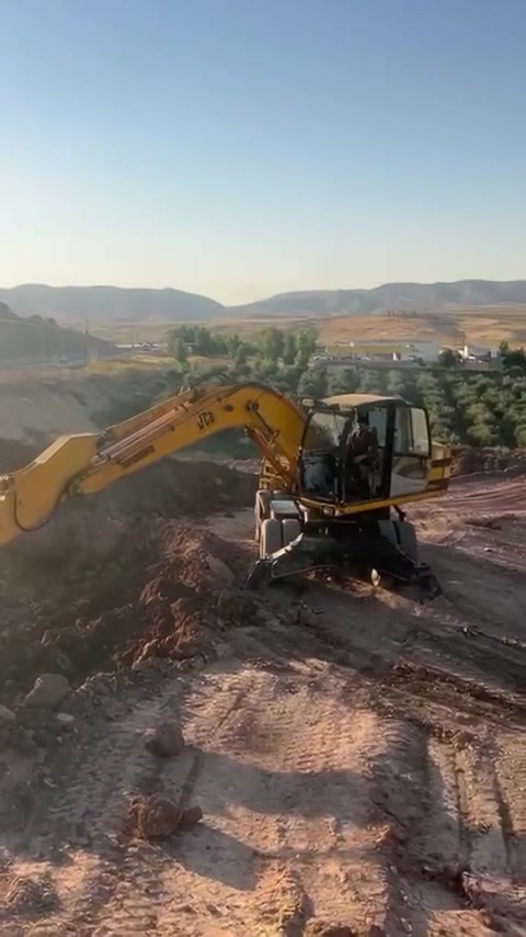 حفارة جيسيبي حجم 160 لبيع. موديل 2000  رقم. وسنوية دهوك شرط. تحويل*********** وتساب
