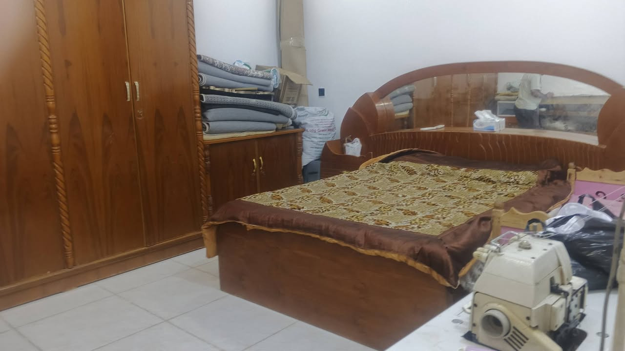 بيت للبيع بالحكيم نزلت كاله 200 متر يحتوي على استقبال صاله غرفتين مطبخ صحيات داخليه وخارجيه كراج وحديقه الشارع المشجر للسفسار  ***********
