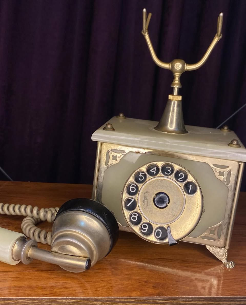 هاتف أرضي كلاسيكي دوار مصنوع من الرخام، ويتميز بالعديد من التفاصيل الرئيسية: 
تصميم عتيق يعود إلى حقبة السبعينيات.
هيكل من الرخام مع تفاصيل معدنية من النحاس 
قرص دوار تقليدي للأرقام.
قطعة ديكور مميزة وفاخرة للمكاتب أو غرف المعيشة.


**إذا كنت صاحب هذا الإعلان وتريد حذفه لأي سبب، رجاءا أرسل رسالة إلى الدعم الفني**