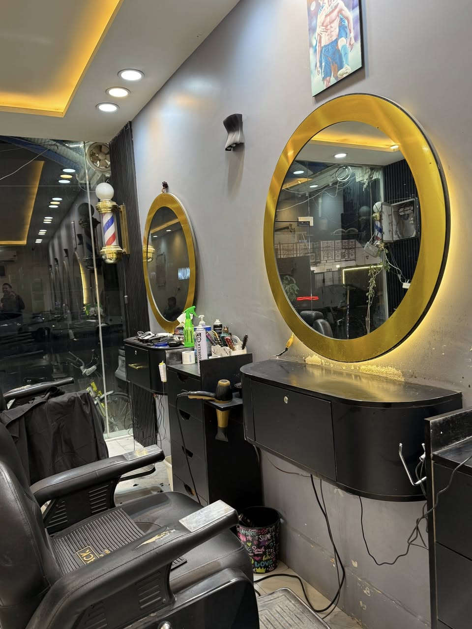 سلام عليكم ميوزه حلاقه للبيع 3 قطع (ميز+ مرايه+فاترينه )بيع شلع العدد 5 السعر 150 وبيهن مجال بسيط العنوان نجف حي ميسان*********** بي واتساب
