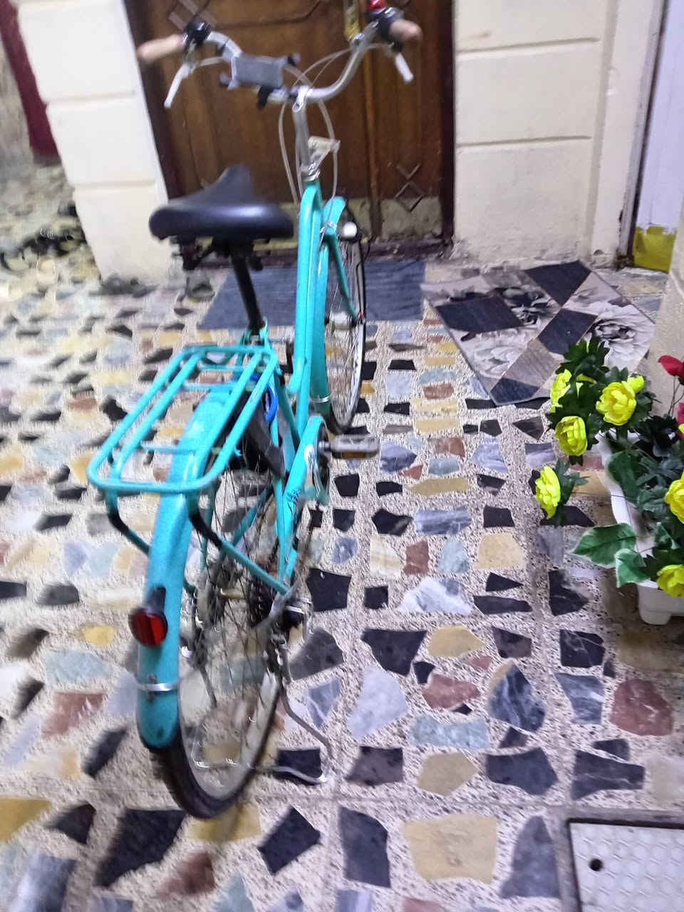 السلام عليكم بايسكل ياباني حجم ٢٦ لون سمائي كير وحساس بريك امامي خلفي كير شغال داينمو حساس ربع دينار ما ذب علي سعره ١٢٠ الف مكاني بغداد مدينه الصدر الهاتف ***********
