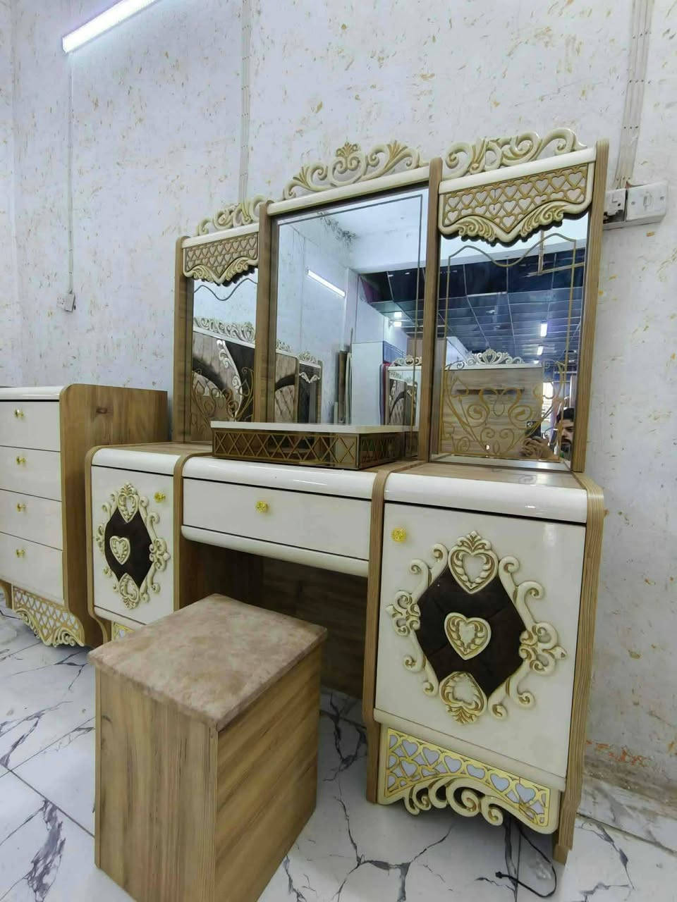✨ *غرفة تركي 🇹🇷 مستخـدم. -
11قطعة* ✨  
صبغ حراري فاخر

*المواصفات:*
- نظام أبواب * وسلايت بروفايل 
- سرير مخزن +  🛏️
- ضهر بلوك
- قماش وتربروف أصلي
- نظافة 95💯
🚚 شد ونقل مجاني داخل بغداد
📦 توصيل للمحافظات بأسعار رمزية


**إذا كنت صاحب هذا الإعلان وتريد حذفه لأي سبب، رجاءا أرسل رسالة إلى الدعم الفني**