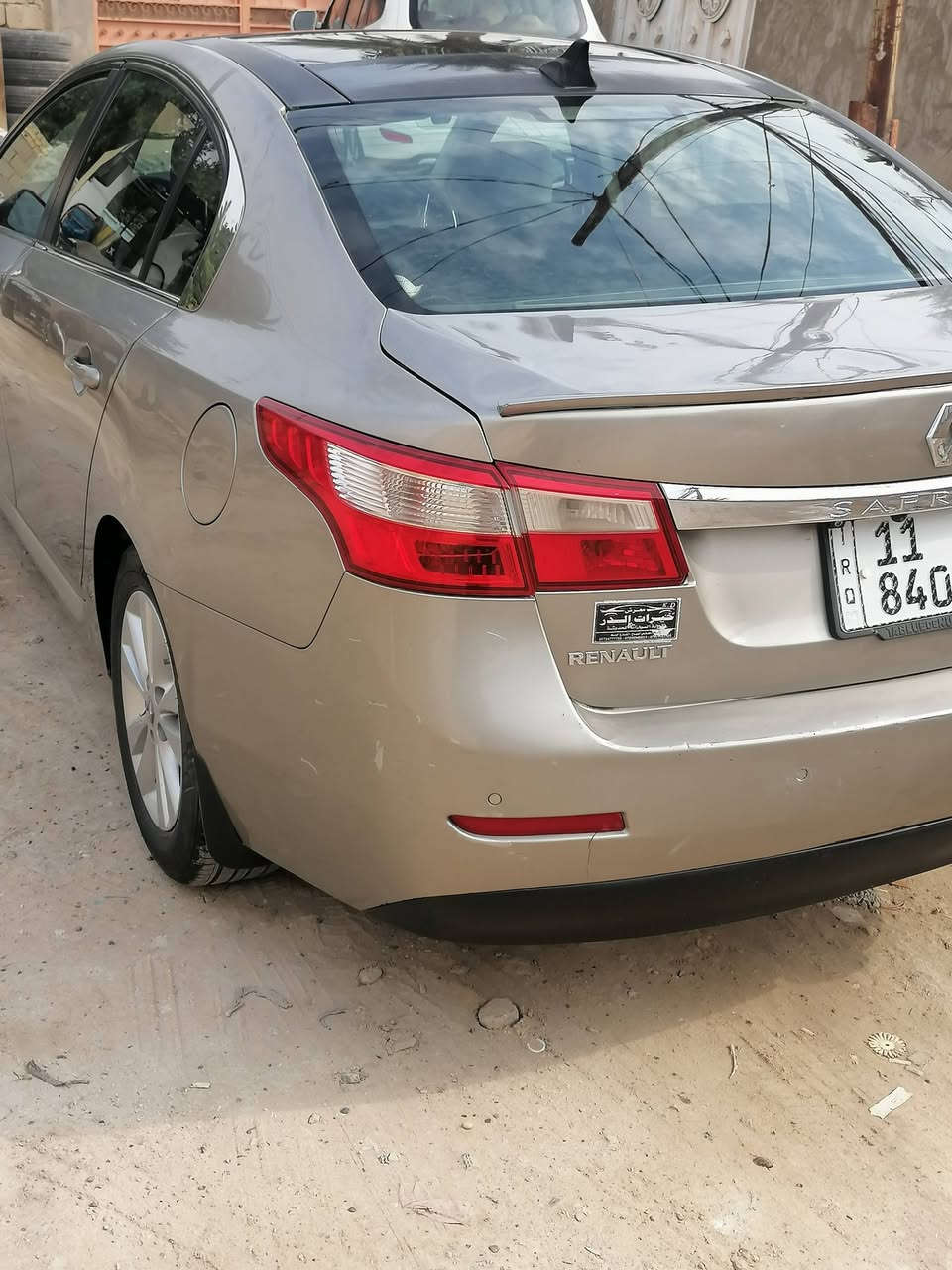 سلام عليكم
رينو سافران 2013 
سيارة حلوة ونضيفة 
بصمة 
تبريد قطعتين  
بعد بيها مواصفات  
رقم بغداد الإنكليزي الجديد هزه و سنويه 29
العنوان الديوانية شاميه   
السعر 88 ورقة وبيه مجال رقم التليفون ***********
