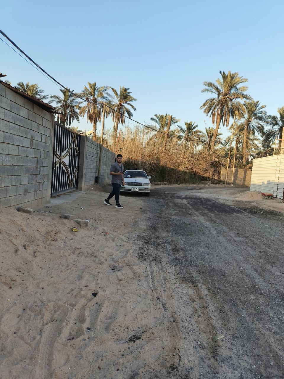 أسعد ألله أوقاتكم بكل خير🌹
الاتصال ***********
🔊 أعلان عرض أليوم أروع مايكون وبسعر مناسب ♦️

أرض مع دار سكن روعه
ألمساحه الكليه ( دونمين 5000 ألف متر )
على شارع 11 متر تبليط ( واجه لارض على شارع 60 متر مسيجه وكامله شقل درجه أولى ) 

تحتوي على دار سكن مساحة البناء 350 م
أرض مزروعه وكامله ومرتبه
على نهر جاري
جميع الخدمات متوفره ⚡

محتويات الدار ⬇️
كراج واسع + ديوان 
صاله ضيوف + موزع غرف
غرف نوم عدد 3 + مطبخ
صحيات خارجيه وداخليه

والبيت شقل درجه أولى 👍

نوع العقار : طابو ملك صرف تحويل بأسم المشتري
العنوان : البصره أبي الخصيب السبيليات شرقيه 

الاتصال ***********
