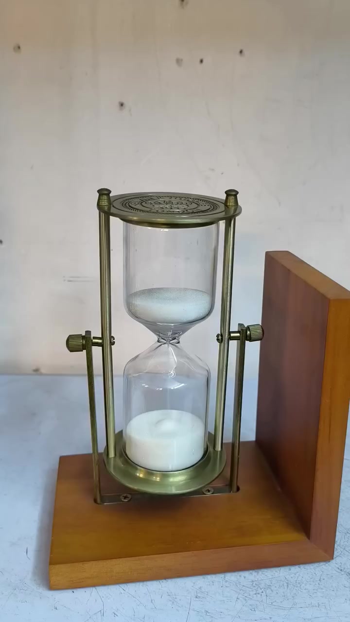 ساعه رمليه نحاس وخشب مكاني بغداد *********** يوجد توصيل
