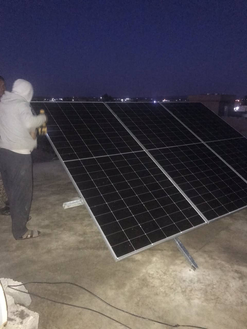 تم بفضل الله تركيب منظومة طاقة شمسية 
للأخ محمد في ناحية القيارة قرية العوسجه 
بواقع 6 امبير نهاري وا 5 امبير ليلي 
تضمنت ملحقات هذه المنظومة 
باتري ليثيوم گريت ضمان 5 سنوات 
اللواح جينكو 620 واط ضمان 15 سنه 
انفيرتر ضمان 1 سنه وصيانة لمدة سنه مجانآ 
أفضل الاسعار واعلى جودة للاستفسار والطلب العنوان 
ناحية القيارة مقابيل صيانة الكهرباء مجاور معرض خال اجبور 
البيع نقد وتقسيط بدون مقدمه على 18 شهر 
للتواصل والاستفسار 
*********** مهند الشاحوذ 
*********** وسام العيد 
مكتب طاقة المستقبل
