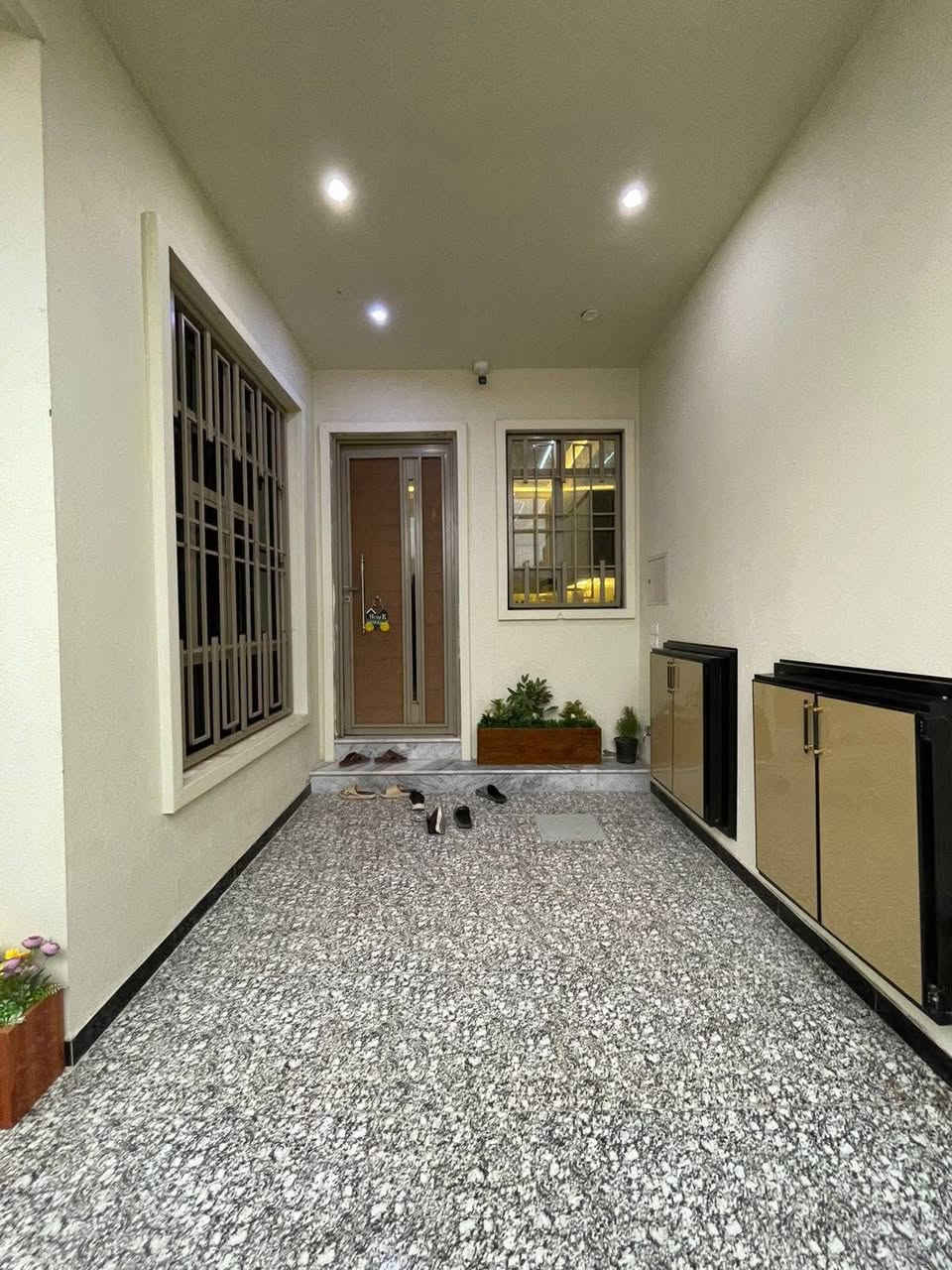 #اسعد_الله_اوقاتكم_بكل_خير👋

توفر دار سكن للبيع طابقين ونص ملاحظه مع جميع الاثاث بل كامل 

بناء حديث طابوق بلكامل والارضيه رفت  سنة البناء 2026

#المساحه 100م مربع

على شارع 10م وركن

جميع الخدمات متوفره

محتويات البيت ⬇️

استقبال

صاله كل طابق وحده

مطبخ

غرف نوم 5

صحيات داخلي + خارجي

وكل طابق صحيات 

كراج

#جنس_العقار : طابو ملك صرف زراعي عراقي سند 25

#العنوان .. البصره حمدان قرب مستوصف حمدان

جميع الخدمات ماي كهرباء شوارع 10 متر

#السعر 165وبي مجال للشراي

#اللاستفسار الاتصال على الرقم 📳***********📳 صادق
