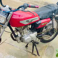 دراجه ٤ كير كلك كلك للبيع مستعجل عل بيعته سعر ٢٥٠ وبيه مجال مكانه بل ا...