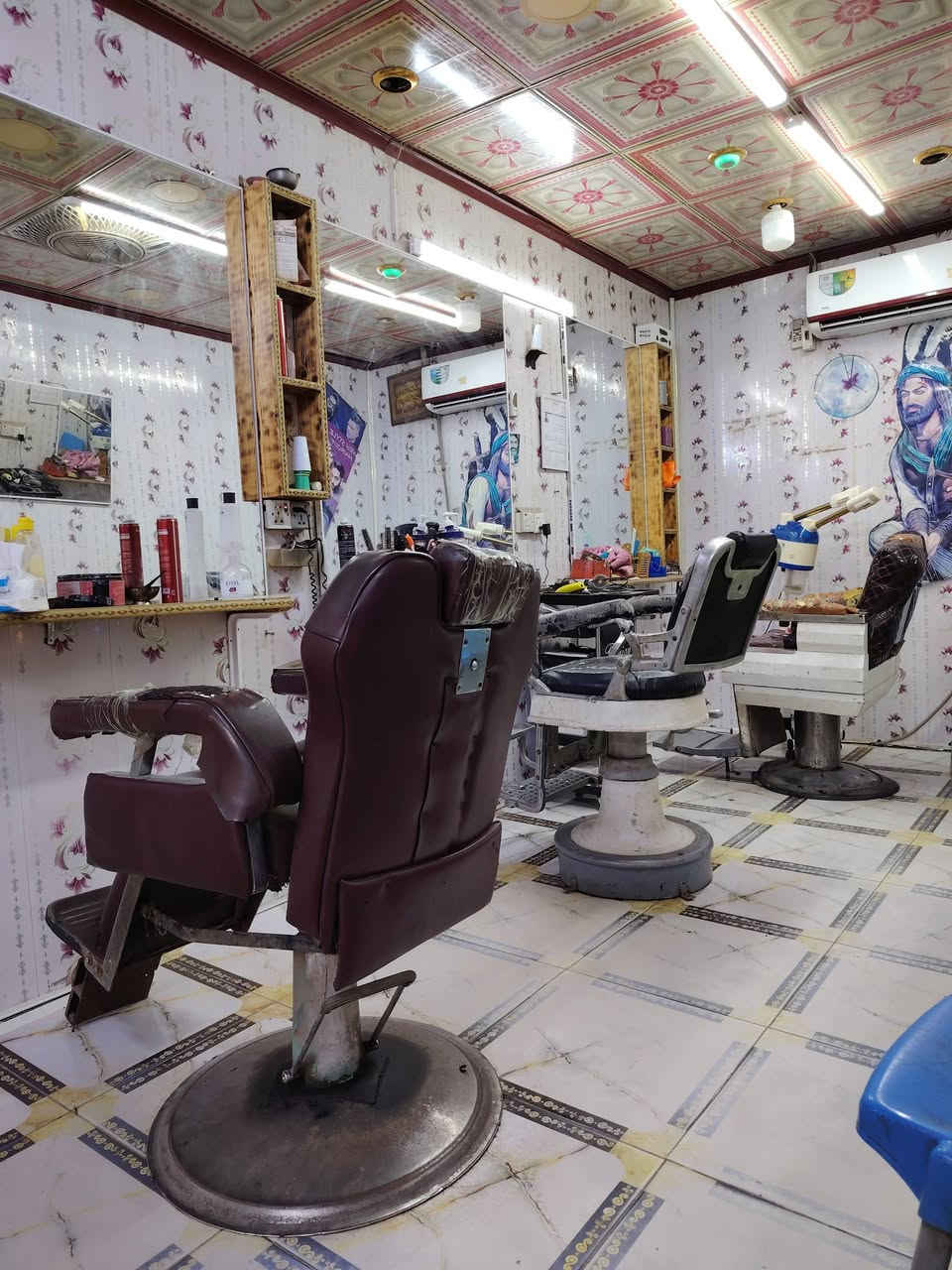 الهم صلي على محمد وال محمد ♥️
ثلاث كراسي حلاقة للبيع مع مرايات ثلاثه مرايه خلفيه للبيع رفوف خشب كما في الصوره الاستفسار على الرقم التالي  *********** @إشارة
