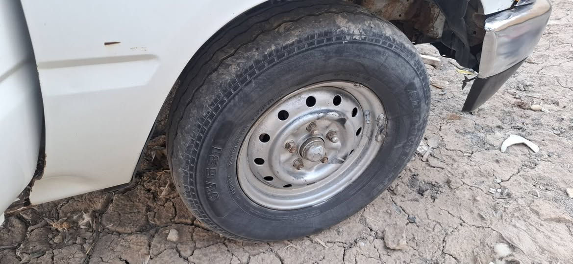 السلام عليكم  تخم ويل مع توايرهن حجم ١٤
195R14
للبيع ***********
