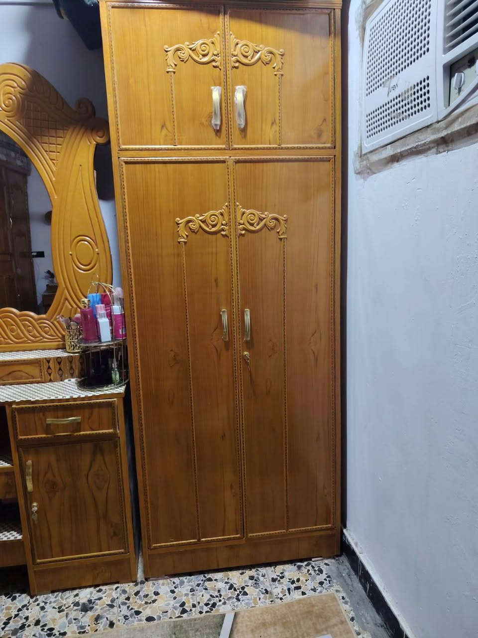 السلام عليكم ورحمة الله
غرفه نجاره عراقيه تفصال للبيع
الاستخدام سنه وشهرين
المكان كوت حي الحكيم نزلت عميد جادر
 السعر 900 وبيه مجال 
التصال على ***********
او مراسله عله الواتساب
