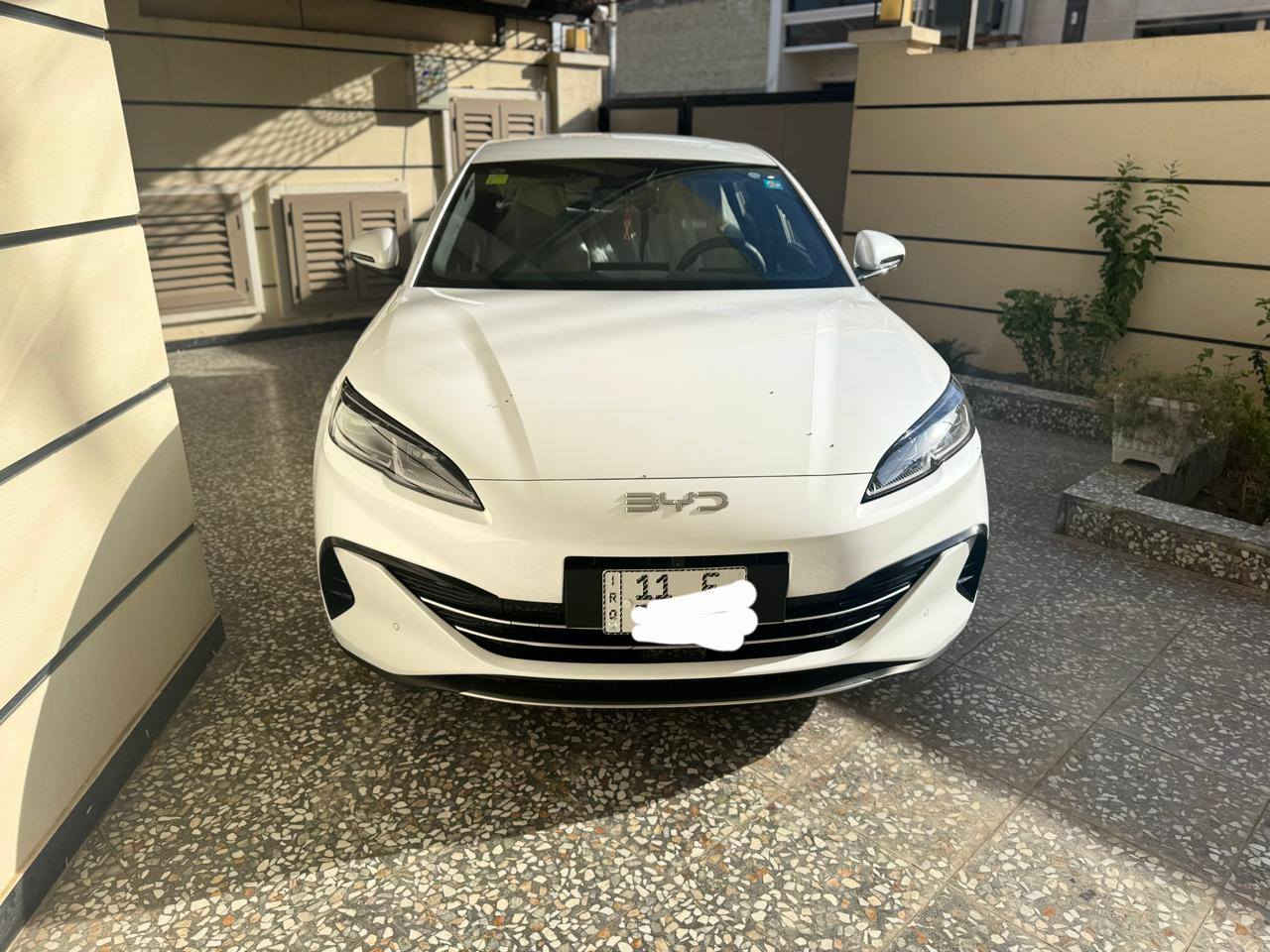 السلام عليكم سيل ٦ ابيض موديل ٢٠٢٥
مرقم كامل بغداد 
عداد ١٠٠٠ يعني اخت الزيرو 
عدت السياره كامله مكمله حته الشاحنه اصليه وياها 
السعر ٢٤.٨٠٠ مرقم كامل بغداد 
المواصفات // 
 كشن كهرباء . داخل جلد ابيض . حساسات . 
رادارات . نسخه 120 كلم . شاشه كبيره دواره . 5 كاميرات
حساس امامي 
حساس خلفي 
شاشه منزله برامج وجاهزه 
الاستفسار ***********  
مكان السياره بغداد الدوره
