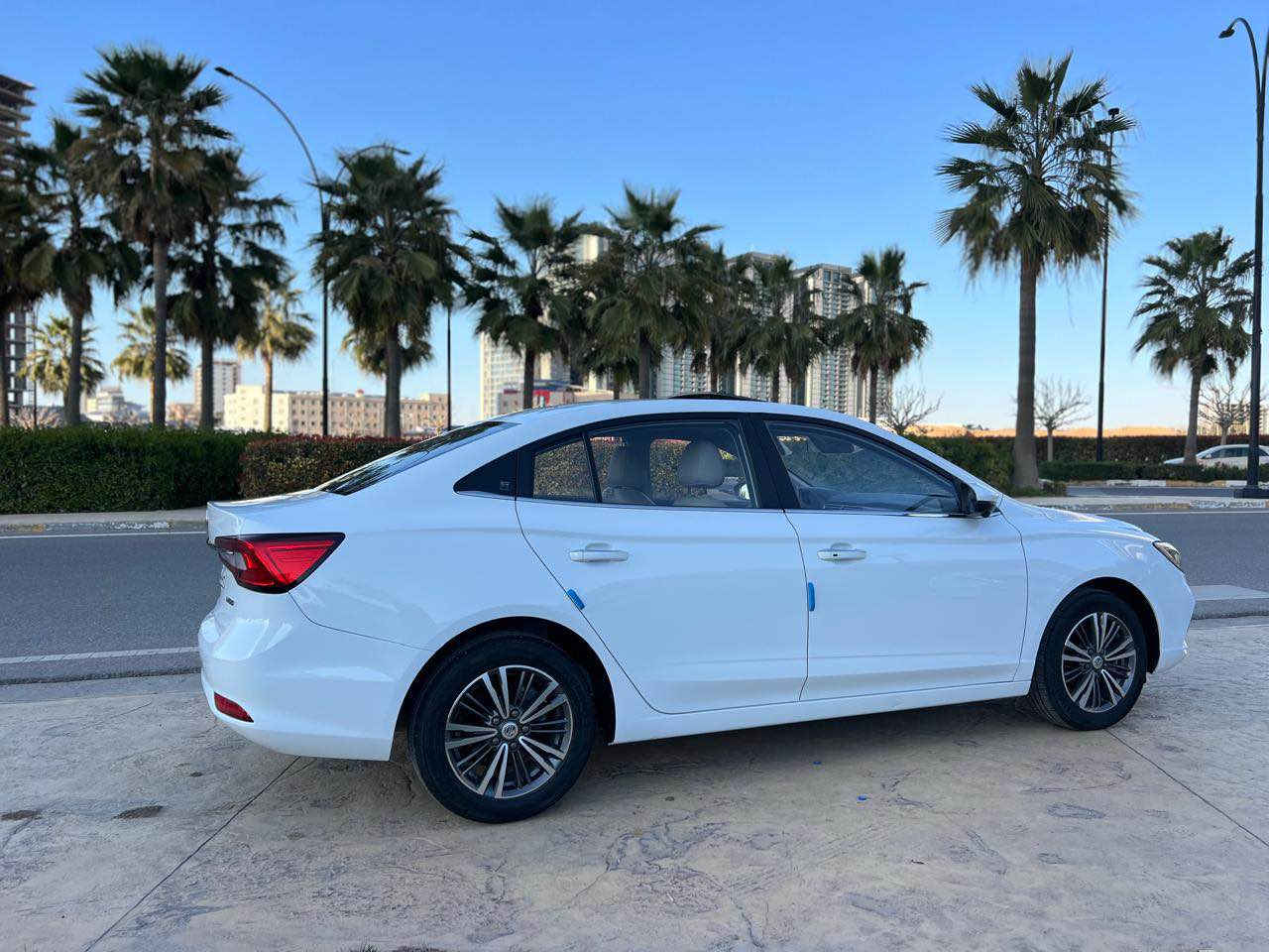 فول مواصفات ليكجري
فتحة 
بصمة
كشن كهربائي  و تدفئة 
داخل ابيض
بدون صبغ 
ماشي ٢٣ الف
السعر ١١٧
مكان اربيل
***********
*********** أربيل, العراق
