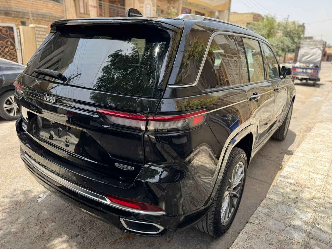 السلام عليكم
جيب سومت 2023 سياره بسمي ماشيه 28كيلو 
الموصفات خير من الله 
سياره سبغ عام ‭0776 719 6920‬
