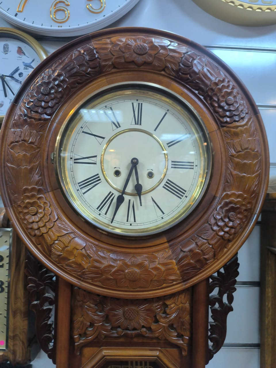 ساعة جدارية صنع كوريا تكويك يدوم شهر
ارتفاع الساعة 130سم وعرض الساعة 56سم 
النوع: ساعات ريغوليتور هي ساعات بندول مصممة أصلاً لدقة عالية في ضبط الوقت، وقد استخدمت كمعيار زمني في ورش الساعات 
التصميم: تتميز الساعة المعروضة بزخارف نباتية وزهرية منحوتة يدويًا بشكل بارز على الإطار الدائري والهيكل السفلي.
الهيكل: الهيكل مصنوع من الخشب (على الأرجح الماهوغاني أو الجوز بناءً على عينات مشابهة) 
السعر 750 الف 
للاستفسار ***********
