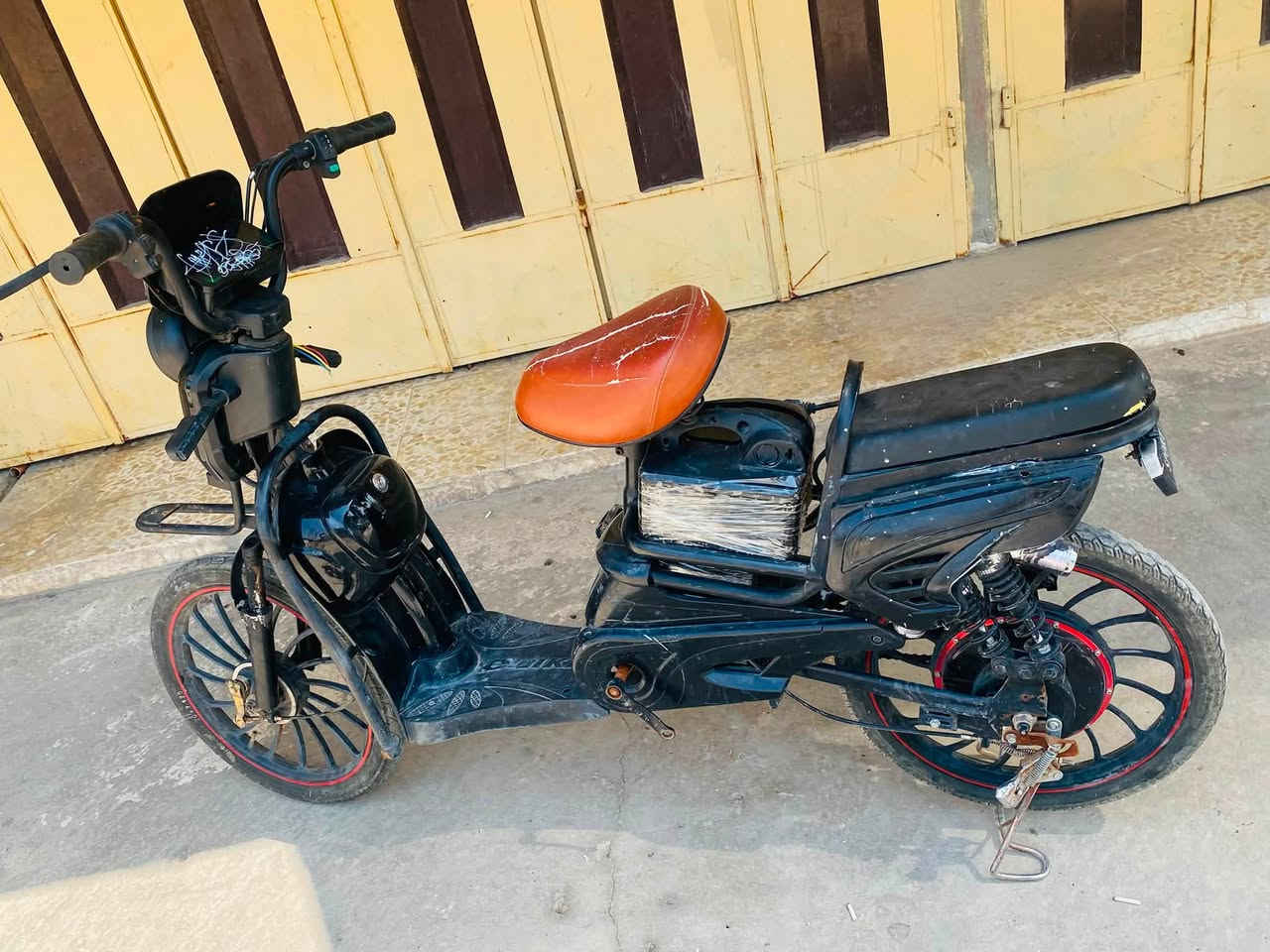 للبيع.     السعر 100 وبي مجال شي قليل الاتصال على هذا الرقم***********
