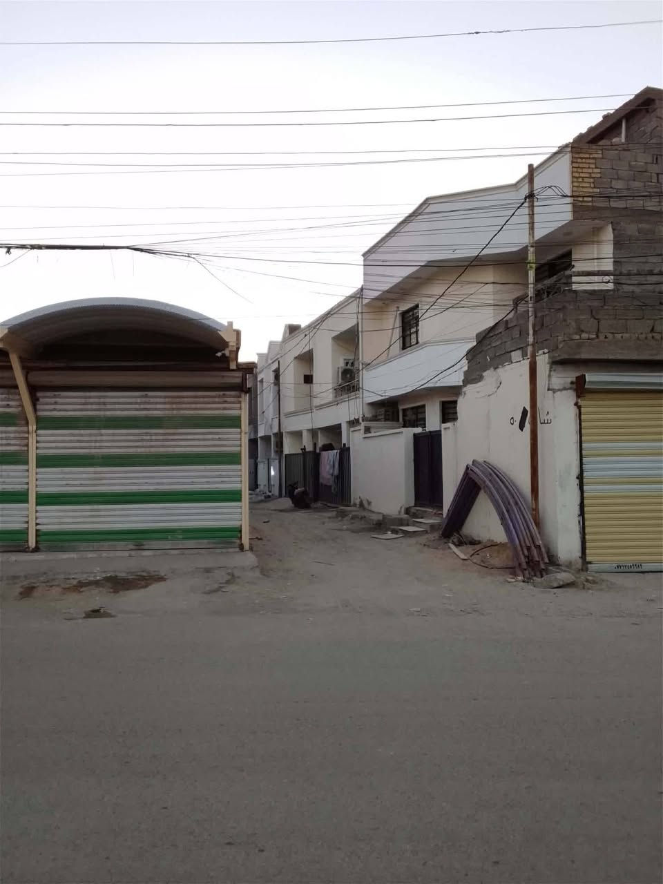 مشتمل للبيع مساحة 65 متر ثالث بيت عن الشارع العام بل خدمات العنوان بغداد الكرخ منطقة الدوانم نهاية الشرطة الخامسة يحتوي المشتمل على 2 غرف نوم وصالة ومطبخ معزول وباقي الخدمات واتساب ***********
