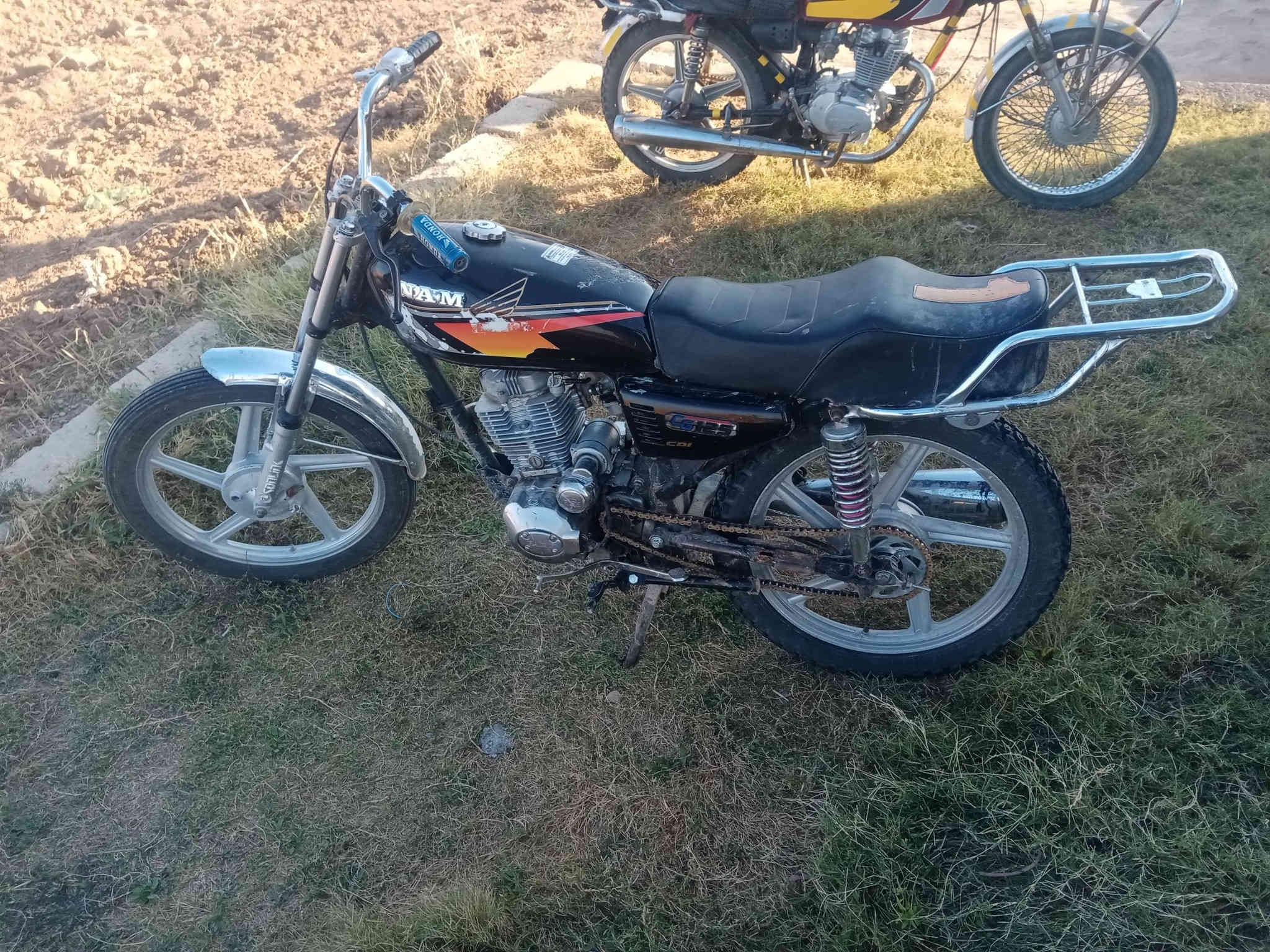 السلام عليكم.  دراجة للبيع بارت خمسه كير نضيف نشاط فول محرك نضيف  السعر 210او بي مجال  ***********   مكان الحويجه
