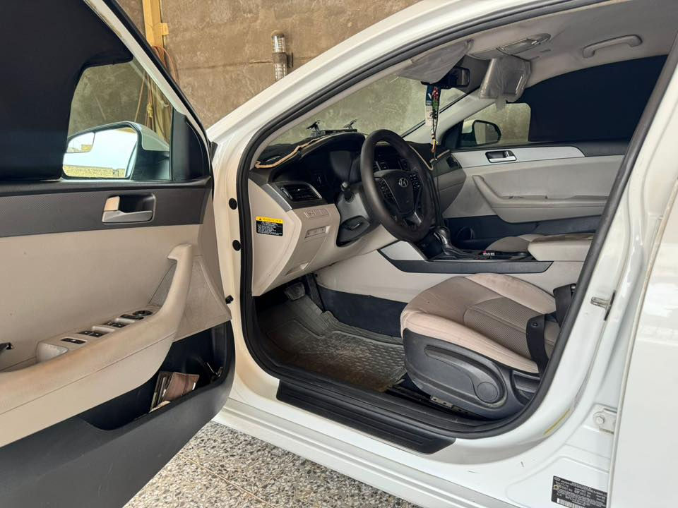 سلام عليكم
سوناتا 2015 

وارد امريكي حادث جاملغ وبنيد وبالعراق صار بيها صفحة صبغ رش بدون ضربة وبدون معجون 

رقم بغداد باسمي 

بدون تكشير السيارة 

مواصفات عادية 

تحكم ستيرن وكامرة خلفية ومانع انزلاق 

ماشية 150الف ميل 

مكينة وكير نضيفات جدا 

تخم تاير وحدادية وبولش وحمام مسويلها ادامة كاملة 

السعر ب115 وبيها مجال للشراي 

مكان السيارة بابل المركز 

للاتصال *********** 

اعتذر عن المراوس بيع فقط
