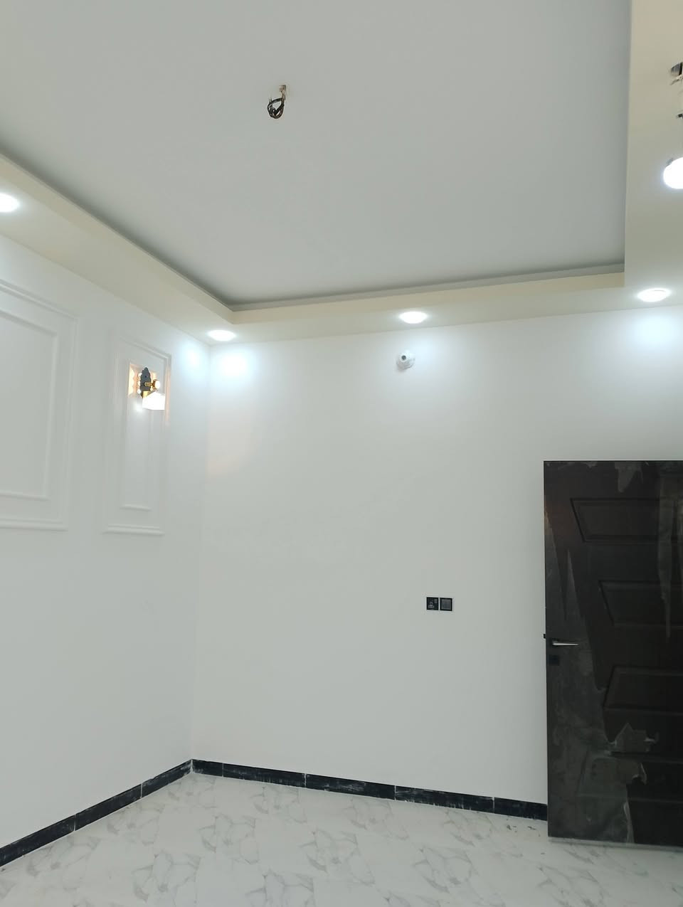 دار سكن 100 متر 5×20
مشمول ب التطويب 
سعر البيت 55مليون
تفاصيل البيت غرفة صاله مطبخ حار  استقبال منور مجمع صحيات خارجي حمام داخلي طارمه 
. العنوان التقيه الثالثه مجاور مجمع الروان 
***********  واتساب اتصال او مراسله
