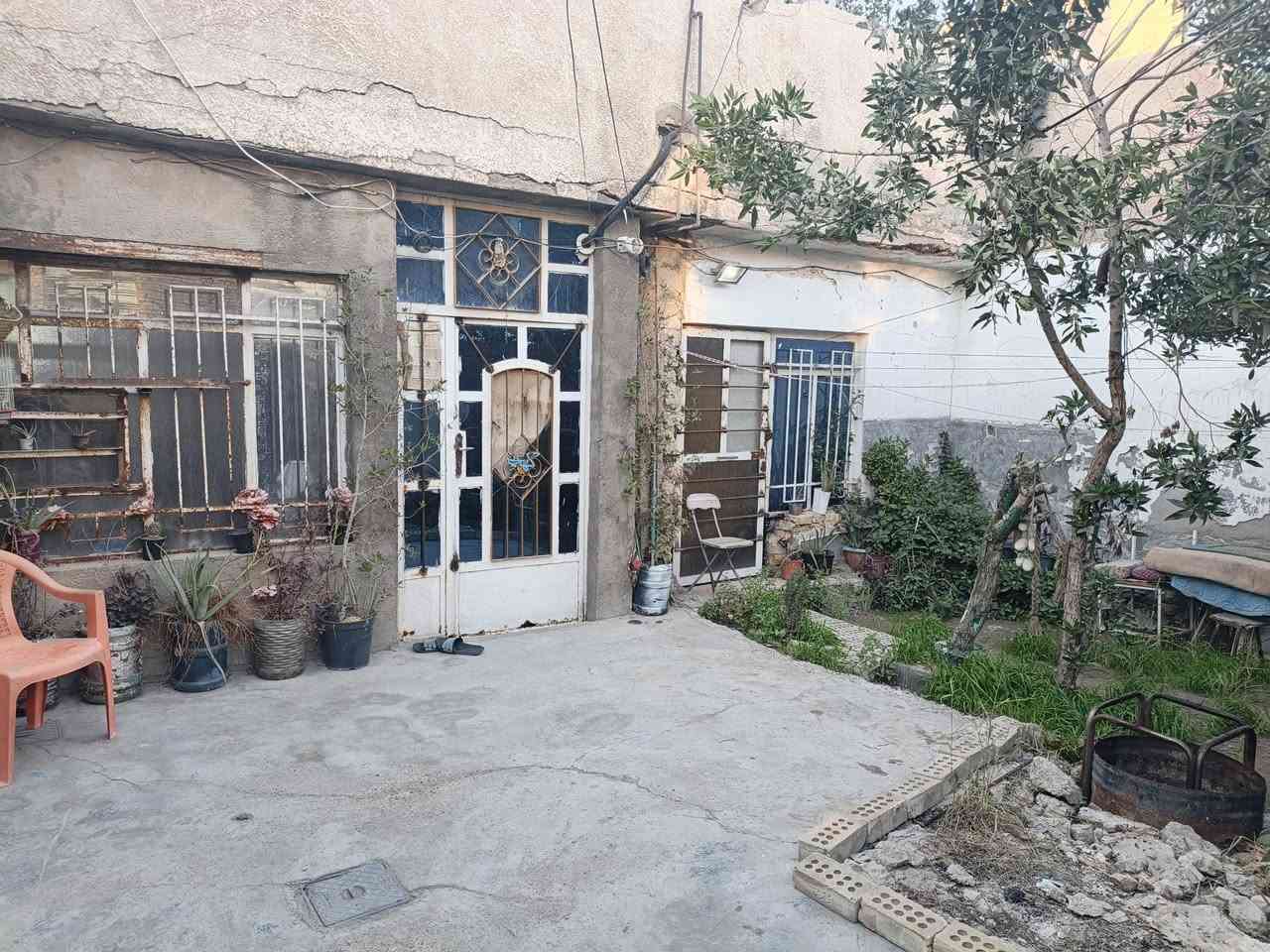 بسم الله الرحمن الرحيم
‏دار بناء قديم ( قطعة ارض ) مساحة الكلية 135 متر 
‏واجهه 8 متر نزال 17 متر 
‏سعر المتر 1.550 مليون السعر الكلي 210 مليون 
‏الاستفسار اتصال على الرقم او واتساب ***********
‏ملاحظة . سند مستقل 
‏حي اور قرب متوسطة الاستقامة او اسواق أتومة 
‏
