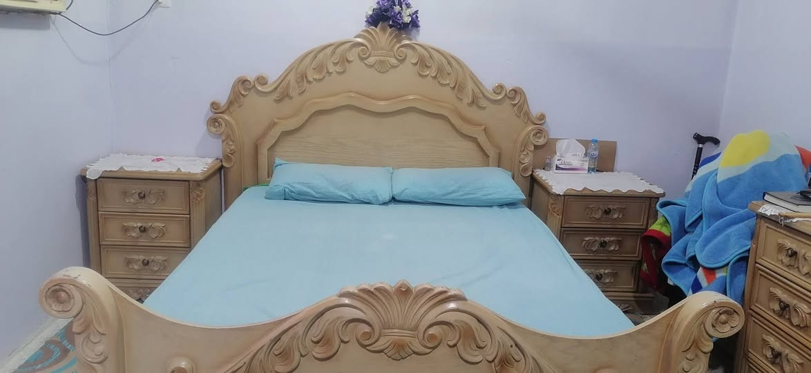 غرفة خشب كويتي (قوية جدآ) بسعر مناسب
ست قطع (تلائم الغرف ذات القياس الصغير) 
كنتور (٤) أبواب
سرير قياس(متر ونص في مترين
***********
