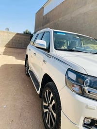 لاندكروز  2019     بصمه   فتحه   جنطه كهرباء   كرسسين كهرباء   شاحن وا...