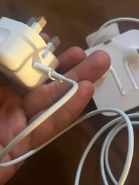 سلام وعليكم شاحنه اصليه 35 واط هيه والكيبل وسماعه ايفون اصليه سعرهن 35...