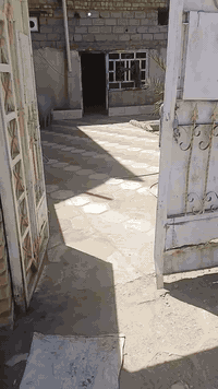 السلام عليكم بيت 200 متر للبيع يحتوي ع 2 غرف + صاله + مطبخ ديوانيه صحيات داخل وخارج
المكان حي ام البنين خلف التضحيه  شارع تبليط بسمي طابو صرف
 اللاستفسار  *********** + ***********
