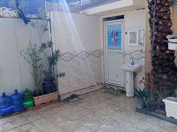 السلام عليكم 
بيت 152متر 
الطابق الارضي 
غرفتين 
صاله 
مطبخ حار ،بارد 
استقبال 
2 مجاميع صحيه 

الطابق الثاني 
غرفتين 
صاله 
مجمع حمام 

رباط شريطي صب 
السقف طابوق (عكاده) بناء كلش نضيف 

المساحه 200 متر مببوع منه 4.5في11 
باقي الوجه 6متر من البيت نزال 20
مساحه واسعه 
السعر 170 وقابل لتفاوض
للاستفسار : *********** النجف
